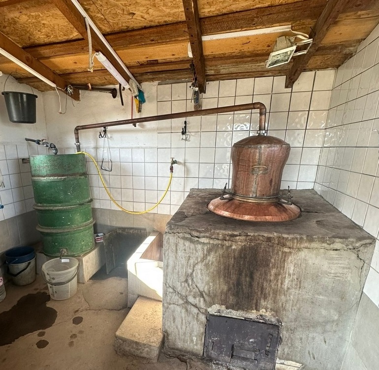 Над 1500 литра нелегален алкохол иззеха митнически служители от Варна (СНИМКИ)